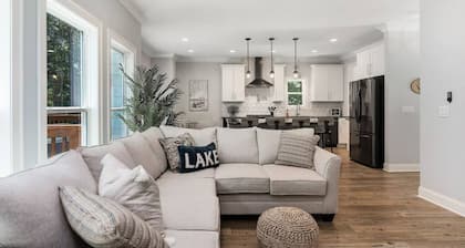 New Home, Dock, Home Theatre, Hot Tub, Fire Pit, Kayaks