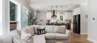 New Home, Dock, Home Theatre, Hot Tub, Fire Pit, Kayaks