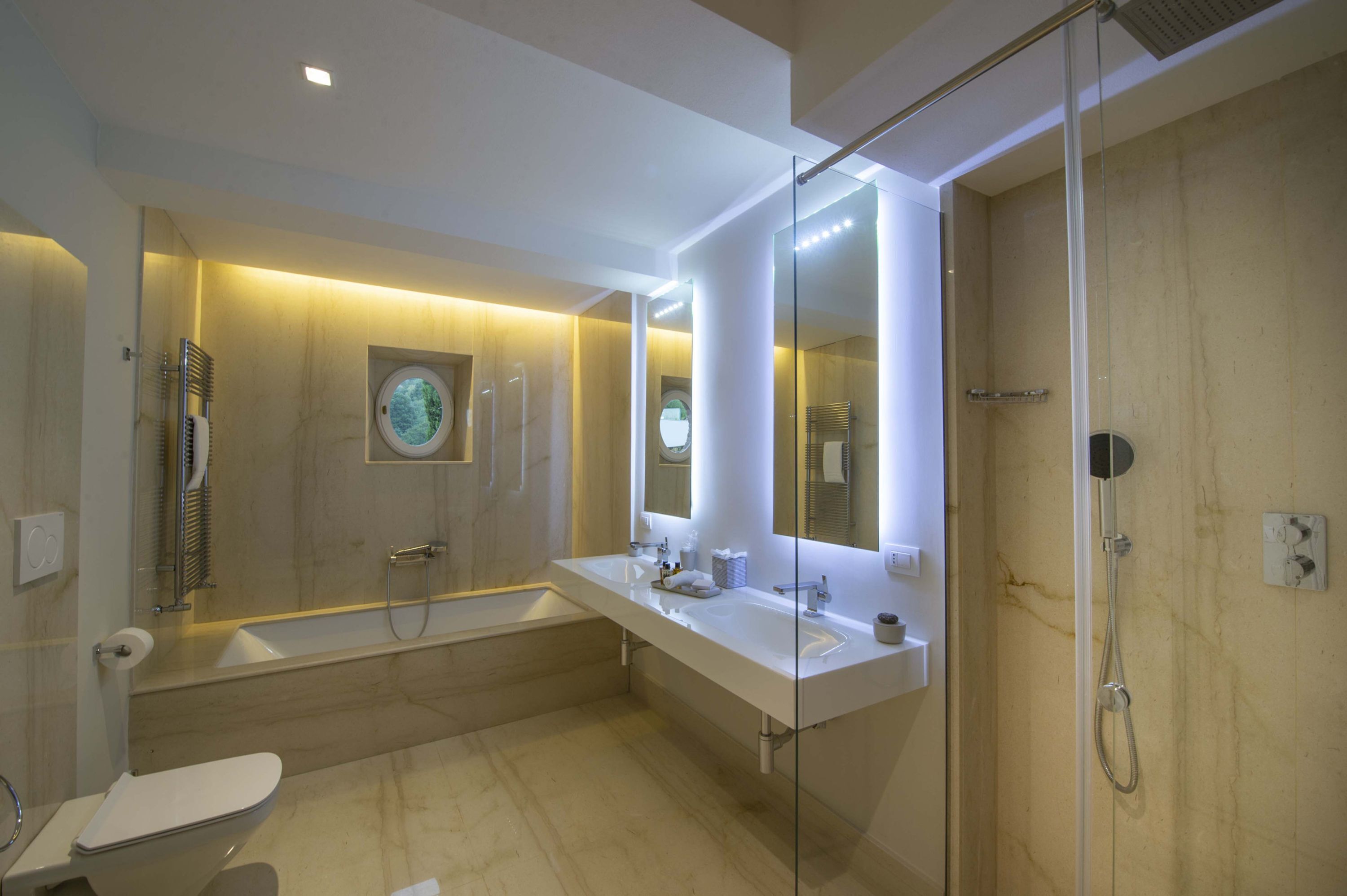 Une salle de bain moderne équipée d’une baignoire, d’une douche et de toilettes.