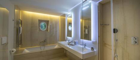 Une salle de bain moderne équipée d’une baignoire, d’une douche et de toilettes.