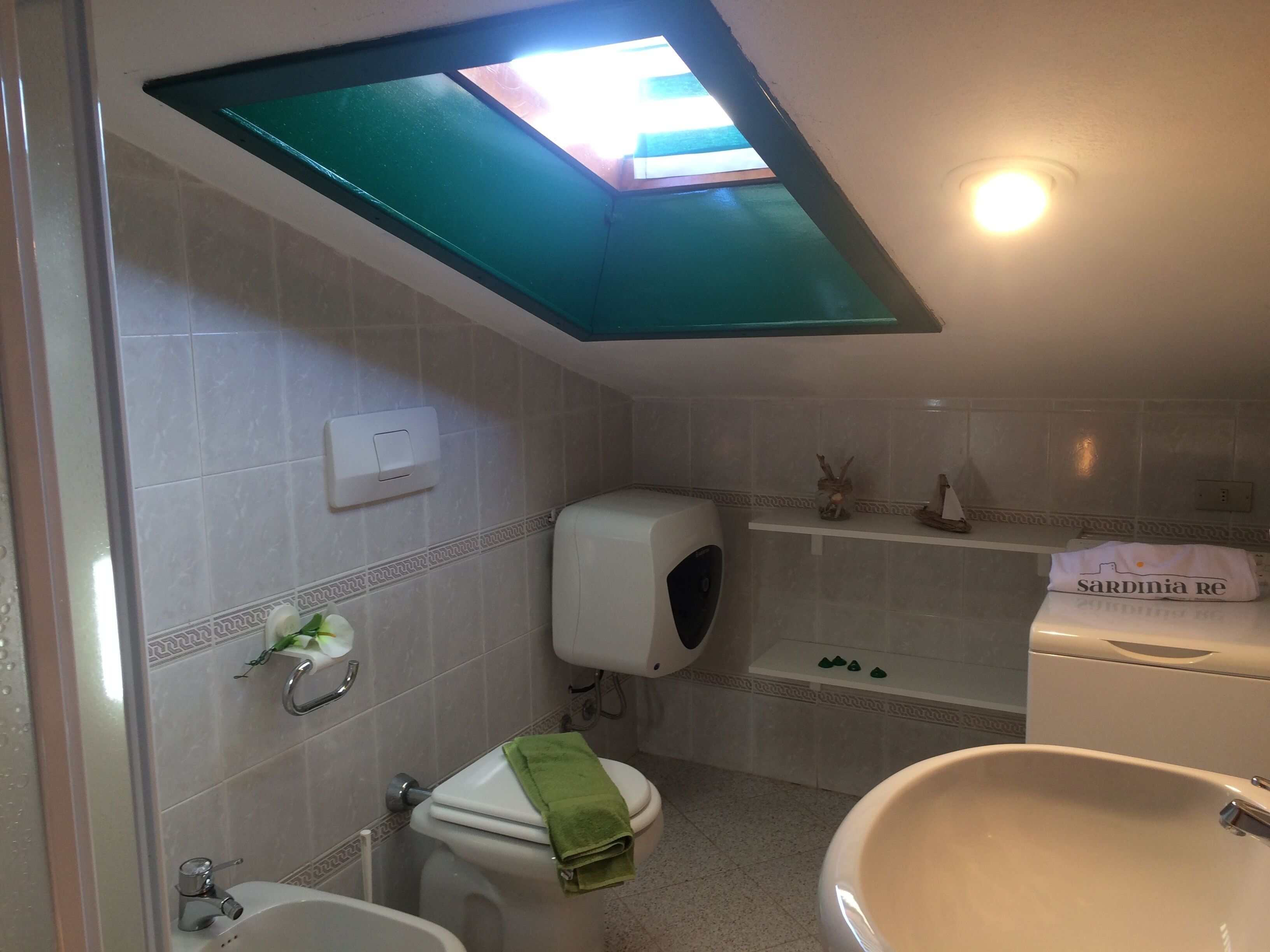 Une salle de bain équipée de toilettes, d’un bidet et d’une baignoire.