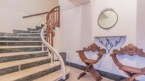 A staircase with a wooden handrail and marble steps. - La Casa di Rosa in Varenna (Varenna)