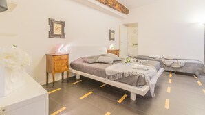 A bedroom with a large bed, bedside tables, a dresser, and a mirror. - La Casa di Rosa in Varenna (Varenna)