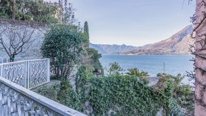 A balcony with a view of a lake and mountains. - Varenna Garden in Varenna (Varenna)