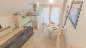 Eine moderne Wohnung mit Essbereich, Küche und Wohnraum.