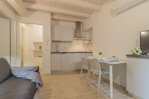 House | Private kitchen | Fridge, stovetop, dishwasher, coffee/tea maker - Little Nest Flat in Varenna (Varenna)