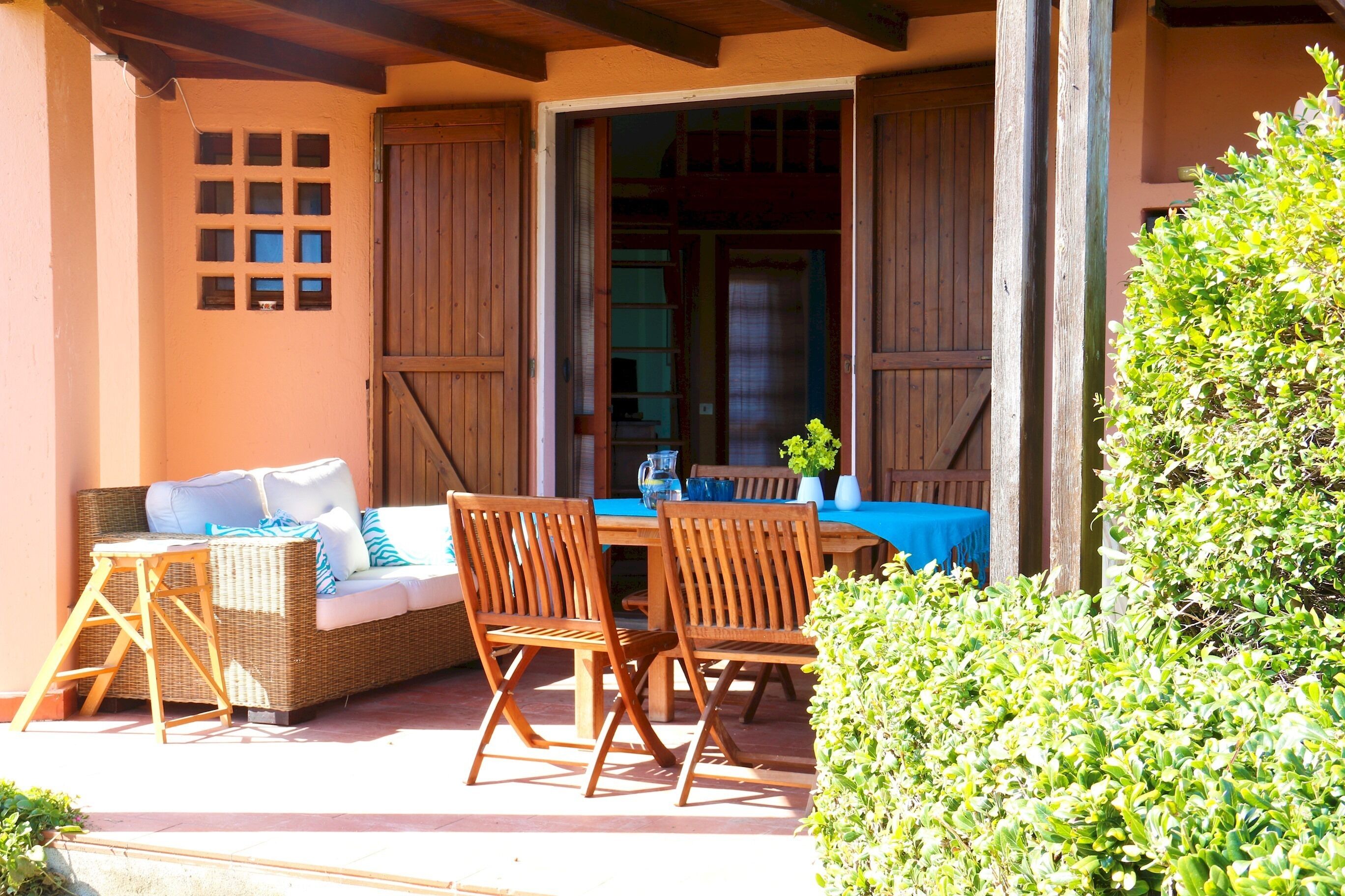 House | 2 bedrooms, travel crib