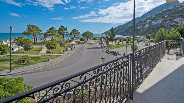 A coastal road with a metal railing, trees, and a clear sky. - Appartamento a Vietri sul Mare ID 3048 (Vietri sul Mare)
