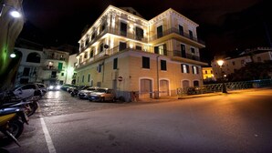 A multi-story building with balconies and illuminated windows at night. - Appartamento a Vietri sul Mare ID 3048 (Vietri sul Mare)