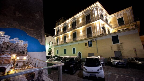 A multi-story building with balconies and a parking area in front. - Appartamento a Vietri sul Mare ID 3055 (Vietri sul Mare)