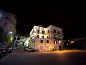 A multi-story building with balconies and a gated entrance. - Appartamento a Vietri sul Mare ID 3056 (Vietri sul Mare)