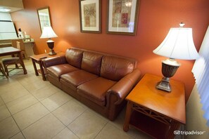 Älytelevisio, videopelejä, pöytätennispöytä, tulostin