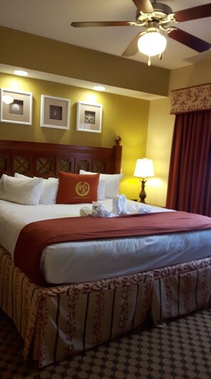 1 makuuhuone, tallelokero huoneessa, työpöytä, silitysrauta/-lauta