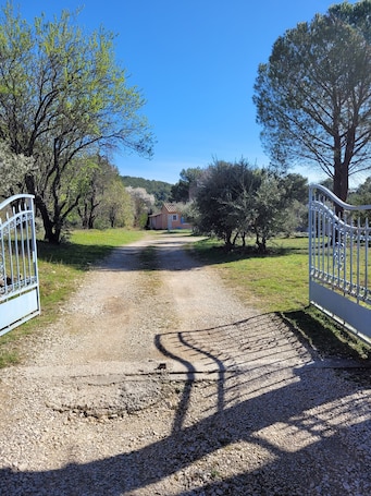 施設の敷地. Country house at the foot of the Luberon