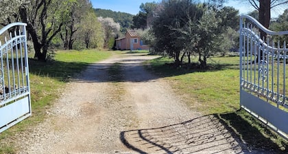 Country house at the foot of the Luberon