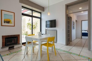 2 bedrooms, WiFi - Bright Rooftop at CVE (Naples)