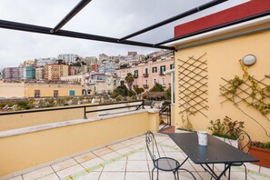 2 bedrooms, WiFi - Bright Rooftop at CVE (Naples)