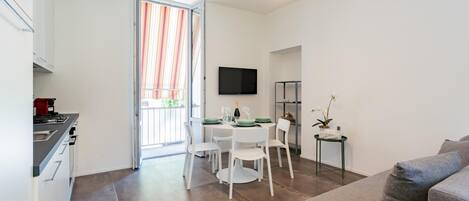 Un apartamento moderno con cocina, comedor y sala de estar.