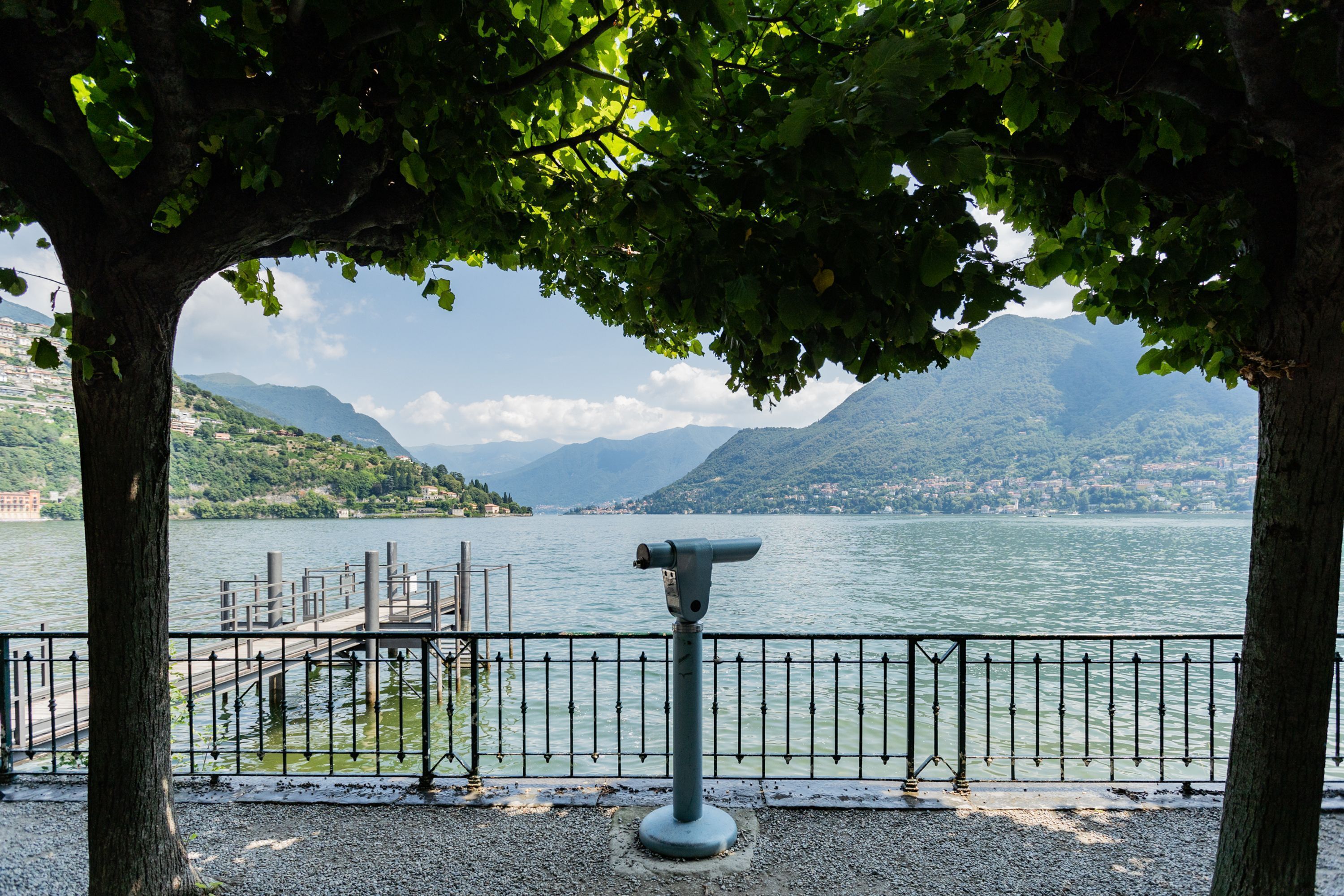Vista sul lago con un molo e un telescopio.