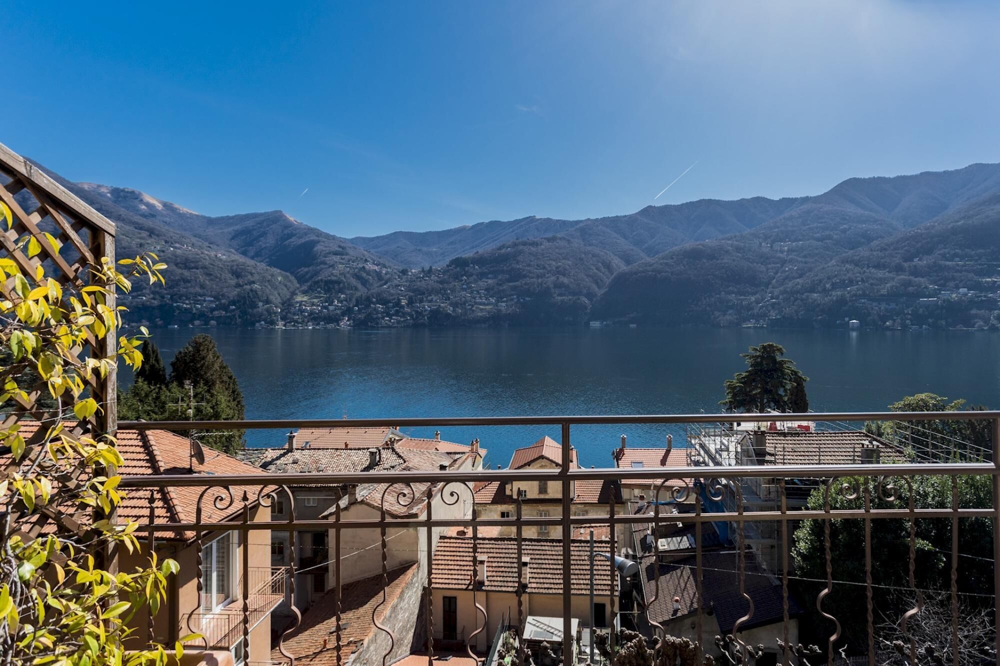 Un balcone con vista su un lago e montagne.