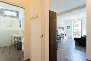 Un appartement moderne comprenant une salle de bain, un coin repas et un salon.