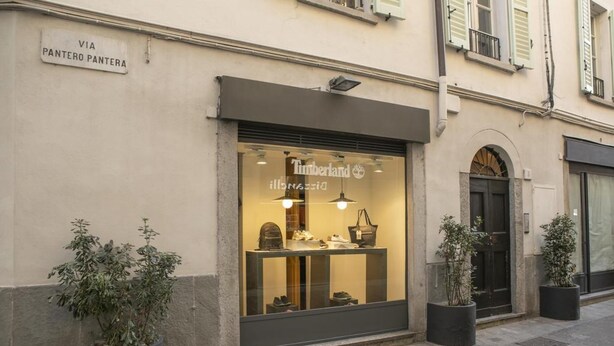 Une devanture de magasin avec une enseigne indiquant « VIA PANTERO PANTERA » et une grande vitrine où sont exposées des chaussures de la marque « Timberland ».