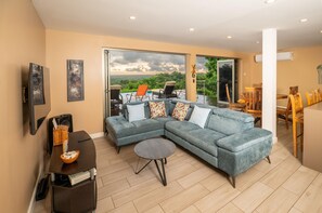 Een smart-tv en videogames