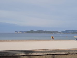 A beach with a clear view of the sea and distant hills. - Casa Le Caravelle in Alghero (Alghero)