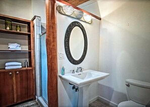 House, Multiple Beds (Koi Hale) | Bathroom