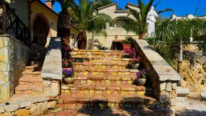 A stone staircase leading up to a building with a statue at the top. - Dependance Desir e Piscina ad uso Esclusivo e Jac (Alcamo)