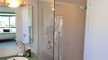 Een douche, een haardroger, handdoeken, zeep