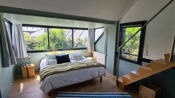 5 bedrooms, iron/ironing board, WiFi, bed sheets