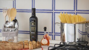 A kitchen counter with a bottle of extra virgin olive oil, a bottle of balsamic vinegar, a basket of spaghetti, and a pot of pasta. - Casa Giovannina - Charming Fisherman s House With Stunning Views (Conca dei Marini)