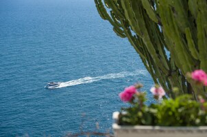 Un barco en un mar tranquilo, con una vista despejada del océano.