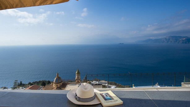 A seaside view with a hat and a book on a table. - Villa Cimino - Central Villa Stunning Sea View (Praiano)