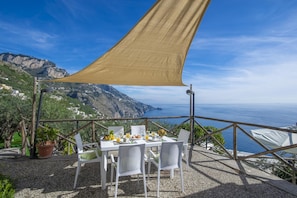 A table set outdoors with a view of the sea and mountains. - Casa Punta Paradiso - Hot Tub and Panoramic Garden (Praiano)