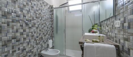 Ein modernes Badezimmer mit integriertem Bidet, Toilette und Duschbereich.