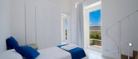 Une chambre à coucher moderne, avec un lit, une armoire et une vue sur l’extérieur.