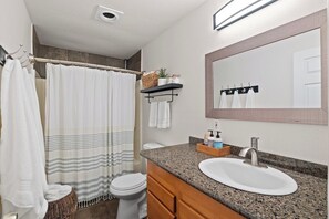 シャワー付き浴槽、ヘアドライヤー、タオル