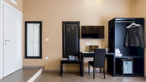 1 bedroom, desk - BH Napoli Railway - Caff (Naples)