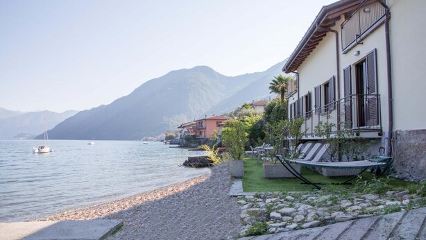A lakeside hotel with a pebble beach, outdoor seating, and mountain views. - C0-e569-lbag97a2 - Dream Lake Apartment 1 (Lezzeno)