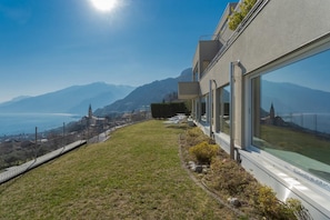 Panoramic views of mountains and water from expansive windows.
