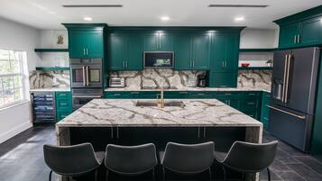 Refrigerador, microondas, horno y parrilla de estufa