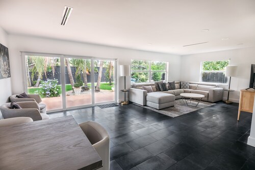 Tropical Oasis with Modern Kitchen & Private Backyard- 15 Min to Beach/Downtown