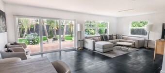Tropical Oasis with Modern Kitchen & Private Backyard- 15 Min to Beach/Downtown
