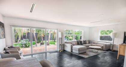 Tropical Oasis with Modern Kitchen & Private Backyard- 15 Min to Beach/Downtown