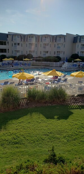 Een binnenzwembad en een buitenzwembad