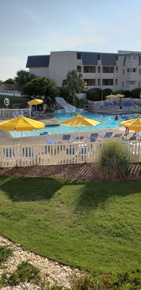 Een binnenzwembad en een buitenzwembad