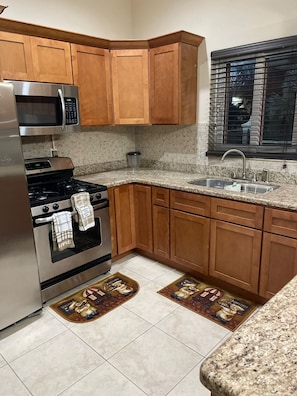 Cafeteira/chaleira, geladeira, micro-ondas, cooktop