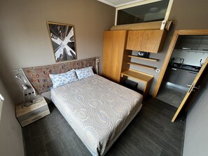 1 chambre, coffre-fort, fer et planche à repasser